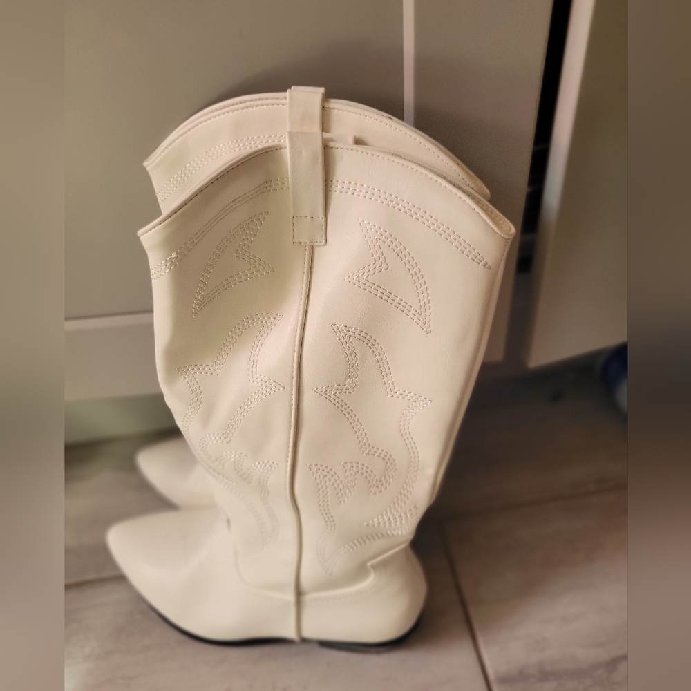 Universal Thread CO. Chic White And Black Heeled Zipped Boots for Women Size 8.5